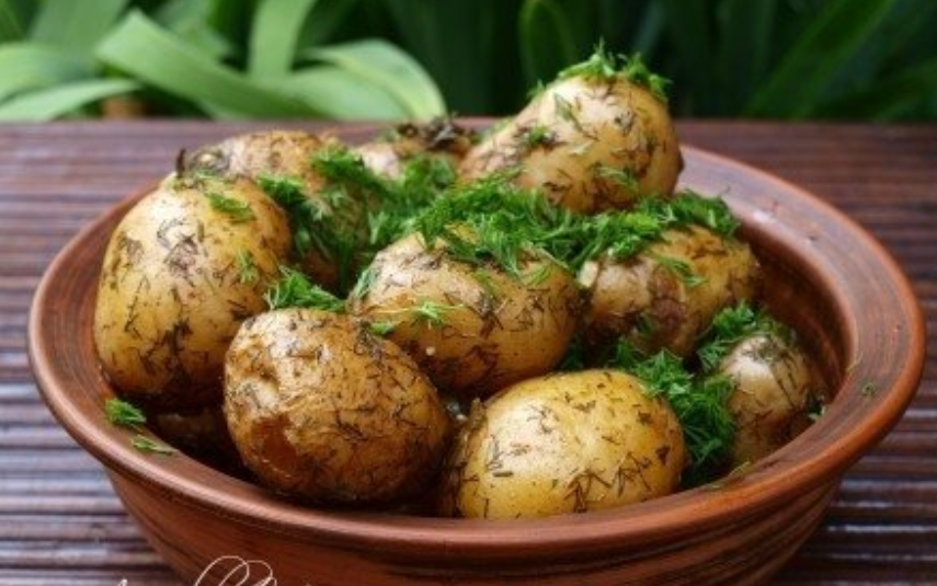 Молодая картошка в духовке рецепт с кожурой. Картофель молодой. Картофель запеченный в рукаве.