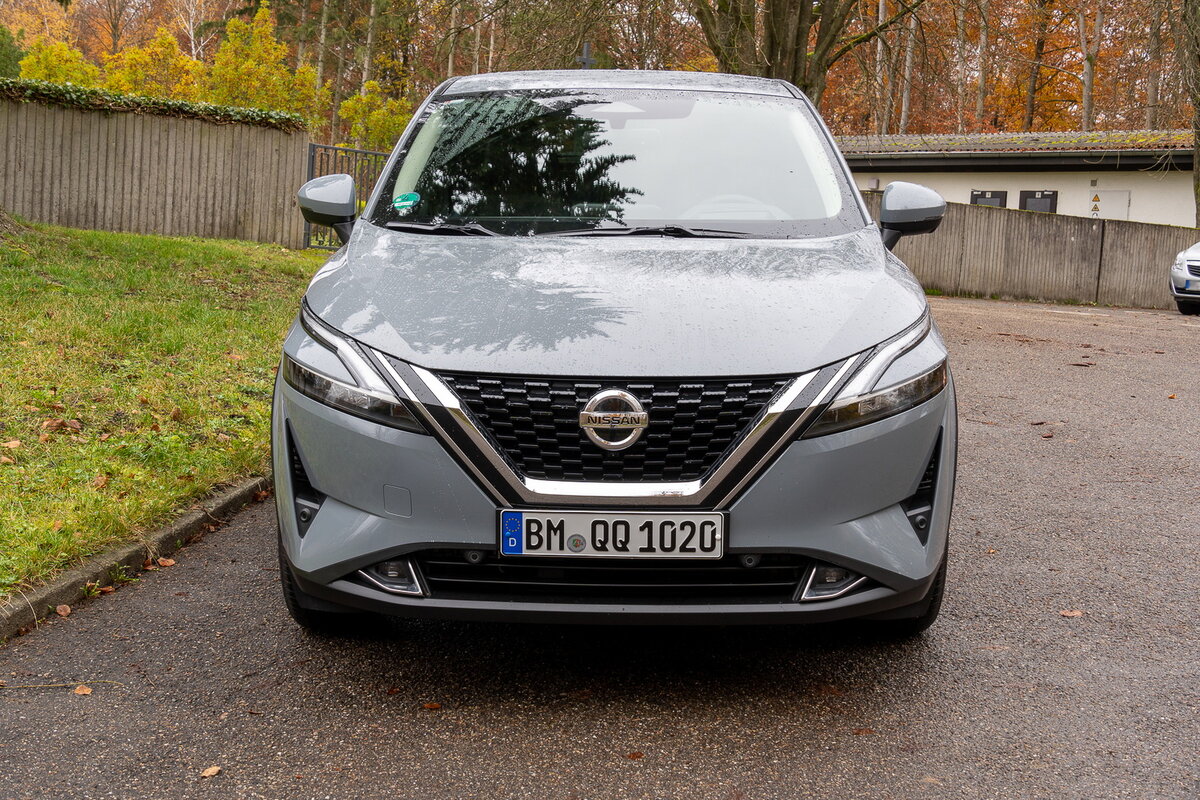 Nissan Qashqai: главный акцент передка - решетка радиатора, переходящая в узкие светодиодные фары