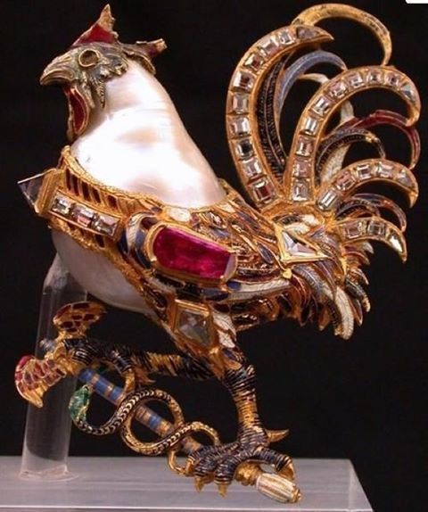 16 век, семейная реликвия Медичи с барочной жемчужиной. В лапках у петуха священный кадуцей.