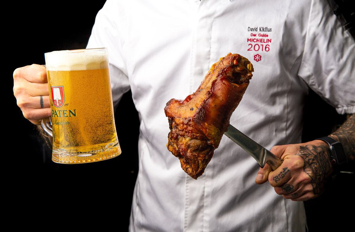 Главное в любом ресторане – это все же еда. За нее отвечает бренд-шеф из Германии, обладатель звезды Michelin Дэвид Кикиллус. «В меню нашего ресторана, – рассказывает он, – мы ввели лучшие блюда современной немецкой кухни, при создании которых я вдохновлялся своими детскими воспоминаниями, семейными рецептами и многолетним опытом путешествий.» 