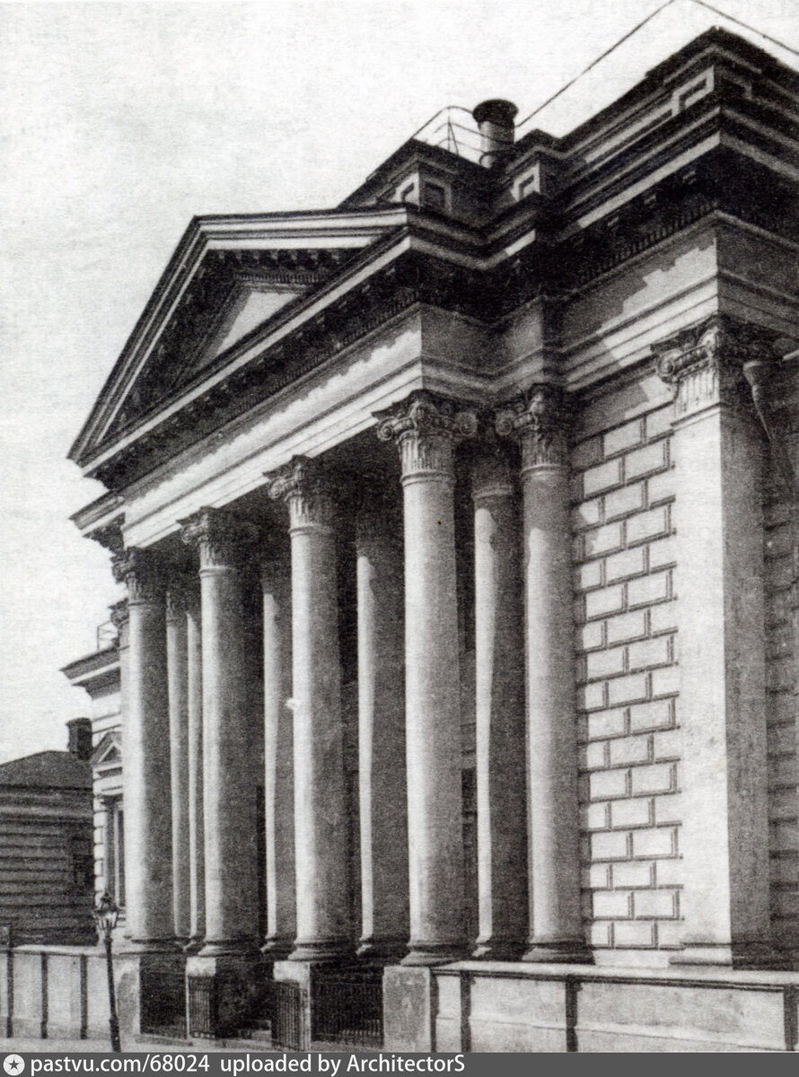 Фотографий выселения евреев, конечно же, нет. Поэтому давайте посмотрим на религиозные сооружения. Это Хоральная синагога в Большом Спасоглинищевском переулке, фото 1888. Но открылась она вроде как раз в 1891. С сайта www.pastvu.com.