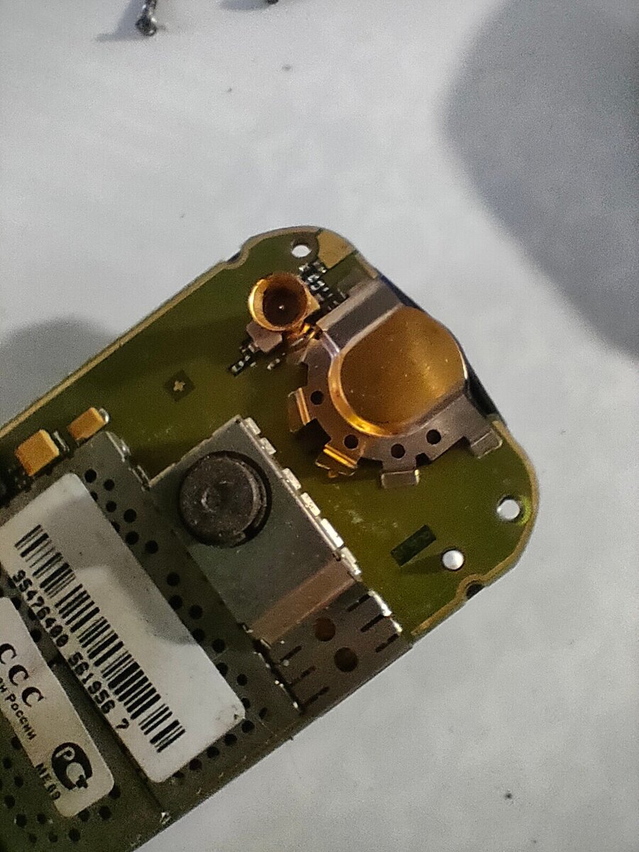 Позолота на плате первого богатого на драгметаллы телефона, найденного мной.