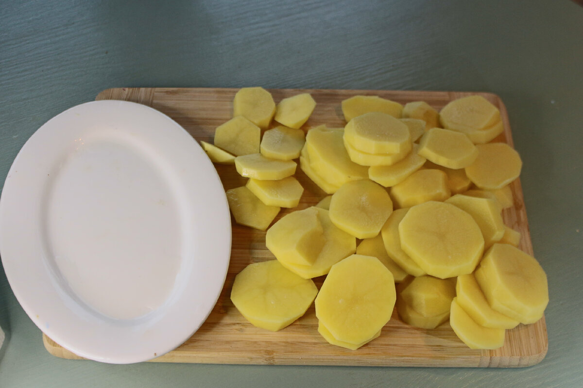 Порезанный картофель кружочками