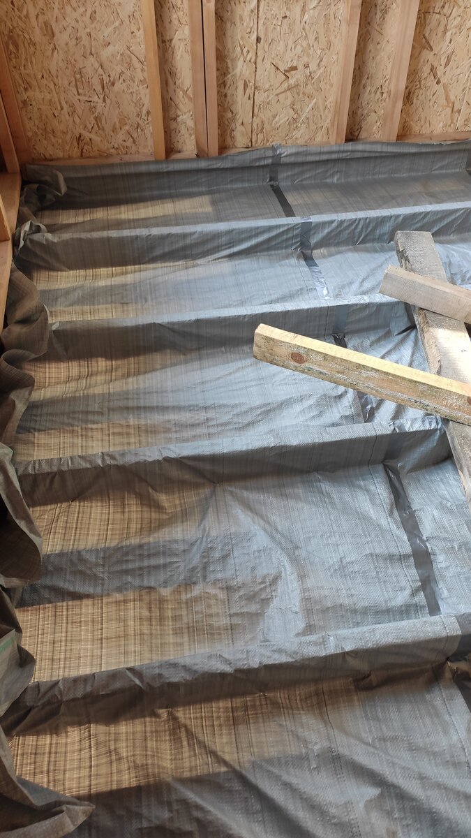 Наружная мембрана на полу.