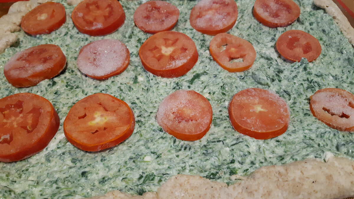 перед тем, как отправить в духовку (помидоры и шпинат из морозилки)