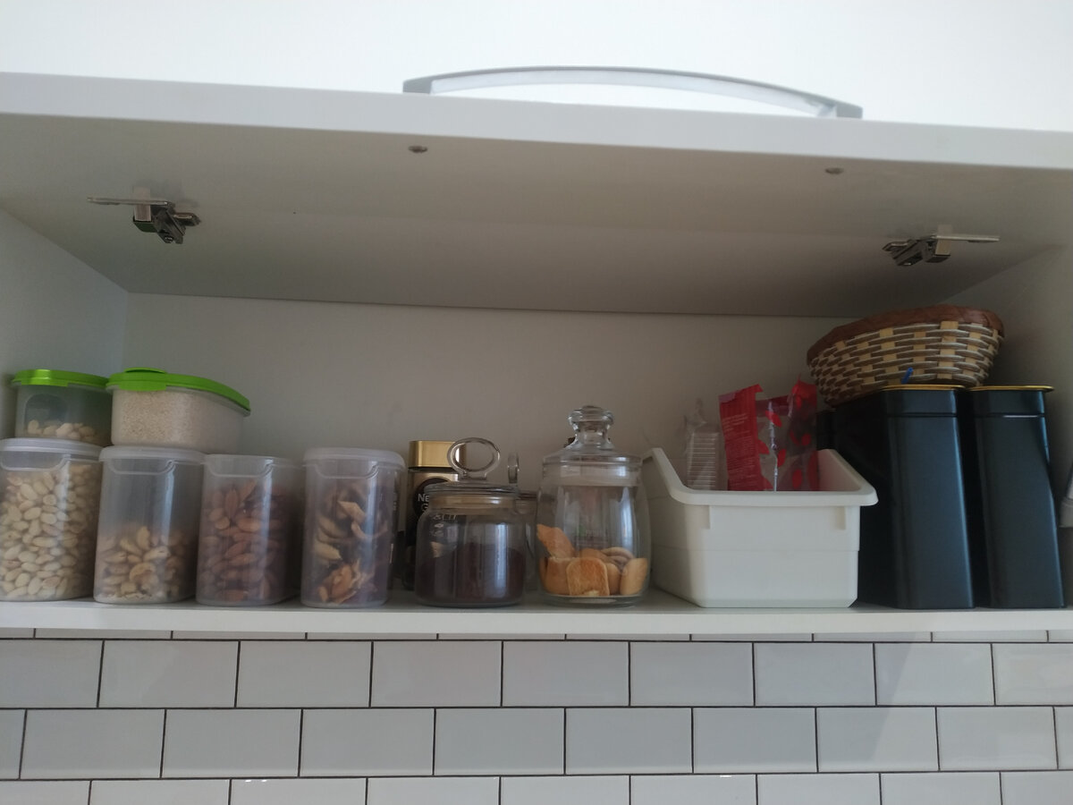 После уборки. В черных коробках чай, травы. в белом немного детского печенья.