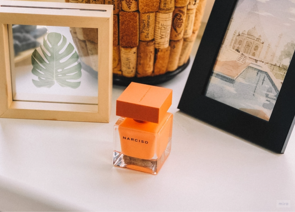 Narciso Eau de Parfum Ambrée Narciso Rodriguez - весьма харАктерный парфюм. Бренд прославился колким телесным мускусом в обрамлении модных пудровых, амбровых, цветочных обертонов.