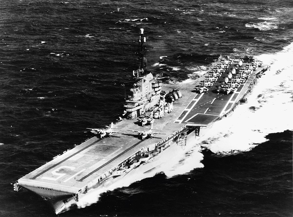 авианосец USS Randolph  и 11 эсминцев атакой хотели заставить Б-59 всплыть. 