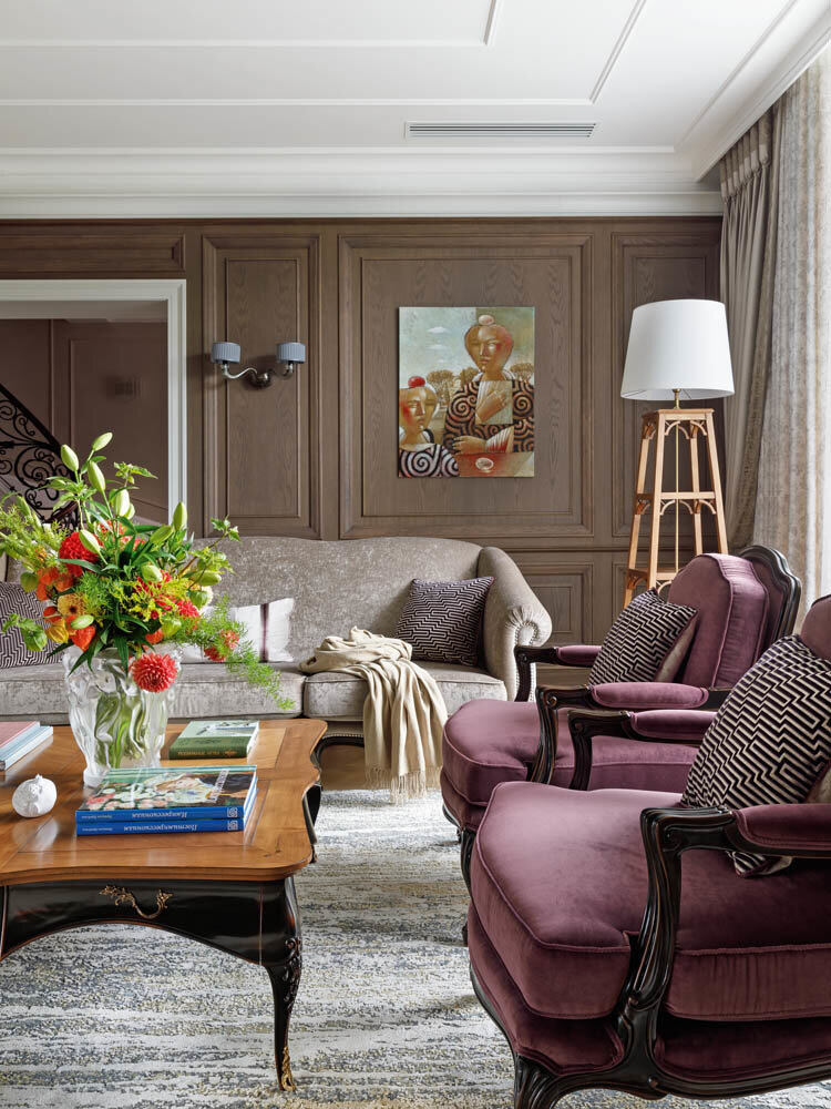 Фрагмент гостиной. «Заказчики любят предметы старины и современное искусство, и мы всецело разделяем этот интерес, — замечает Александр. — Мы помогли с выбором картин под настроение и эмоции конкретной зоны. Например, в гостиной и столовой стены, зашитые дубовыми панелями буазери, украшают работы петербургского художника Александра Герасимова. В коллекции хозяев есть чайники разных временных периодов, многие из них имеют историческую ценность и занимают почётные места в интерьере». Торшер выполнен на заказ по индивидуальным чертежам.Фрагмент гостиной. «Заказчики любят предметы старины и современное искусство, и мы всецело разделяем этот интерес, — замечает Александр. — Мы помогли с выбором картин под настроение и эмоции конкретной зоны. Например, в гостиной и столовой стены, зашитые дубовыми панелями буазери, украшают работы петербургского художника Александра Герасимова. В коллекции хозяев есть чайники разных временных периодов, многие из них имеют историческую ценность и занимают почётные места в интерьере». Торшер выполнен на заказ по индивидуальным чертежам.