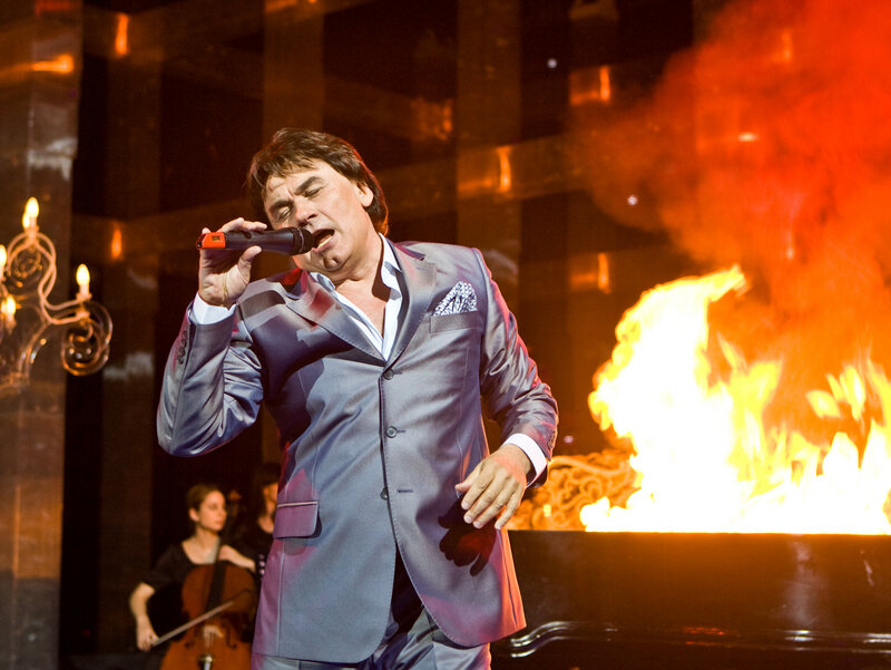 Алекса́ндр Никола́евич Серо́в — родился 24 марта 1951 года, Николаевский район — советский, украинский и российский эстрадный певец, аранжировщик, дирижёр, музыкант-инструменталист, композитор, музыкальный продюсер, поэт. Народный артист Российской Федерации (2004). Лауреат Премии МВД России (2009) и Ленинского комсомола (1988).
В сотрудничестве с композитором Игорем Крутым исполнил такие популярные музыкальные произведения, как «Ты меня любишь», «Как быть», «Мадонна» на стихи Риммы Казаковой, «Я люблю тебя до слёз» и «Звездопад» на стихи Игоря Николаева.