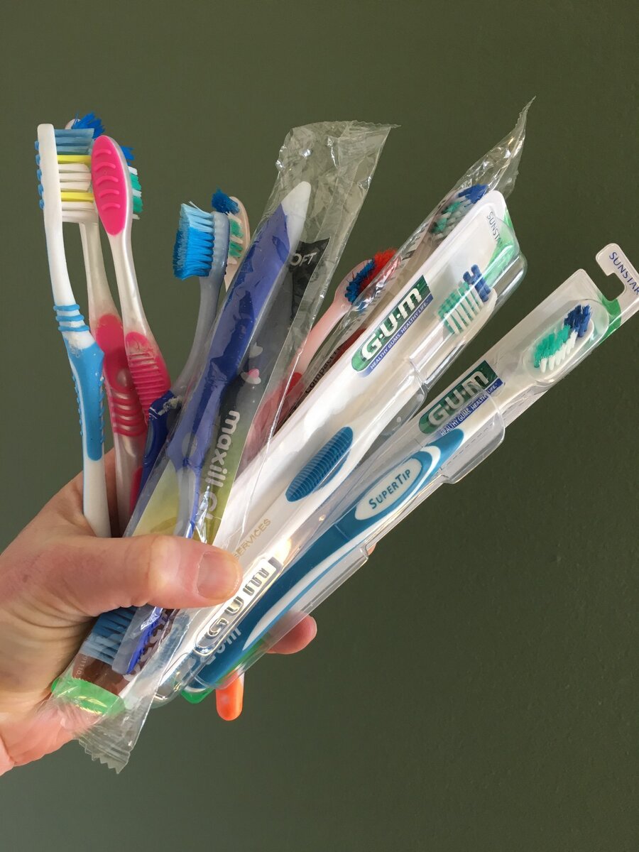 Сегодня в любом магазине представлен целый арсенал зубных щёток, но эффективность от их использования оставляет желать лучшего.