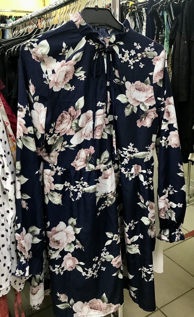 Платье из вискозы с «викторианским» воротничком. 