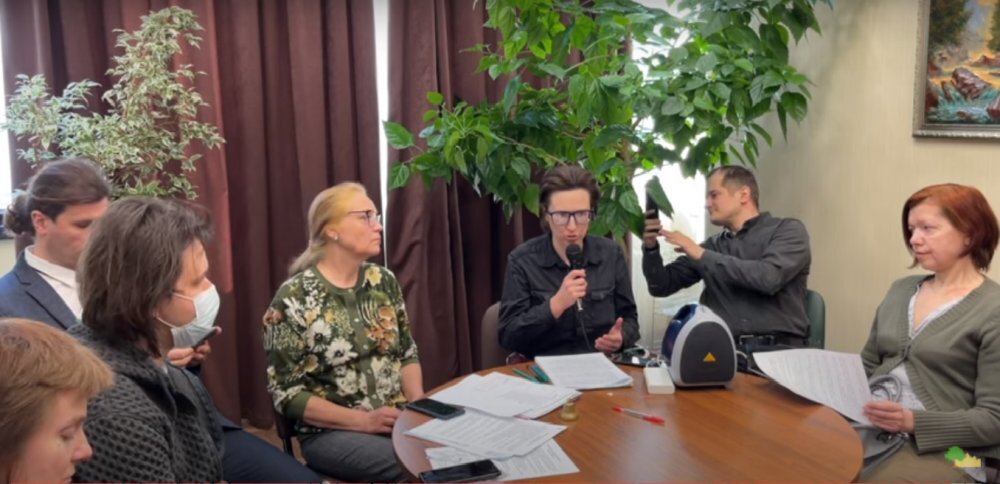 Выступление Александры Андреевой на собрании градозащитников. Кадр из видеозаписи собрания