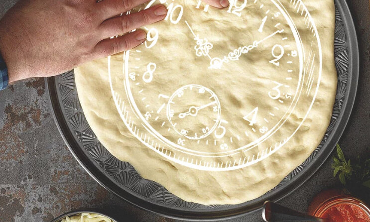 Как готовится домашняя пицца из готового теста с сыром и колбасой в духовке