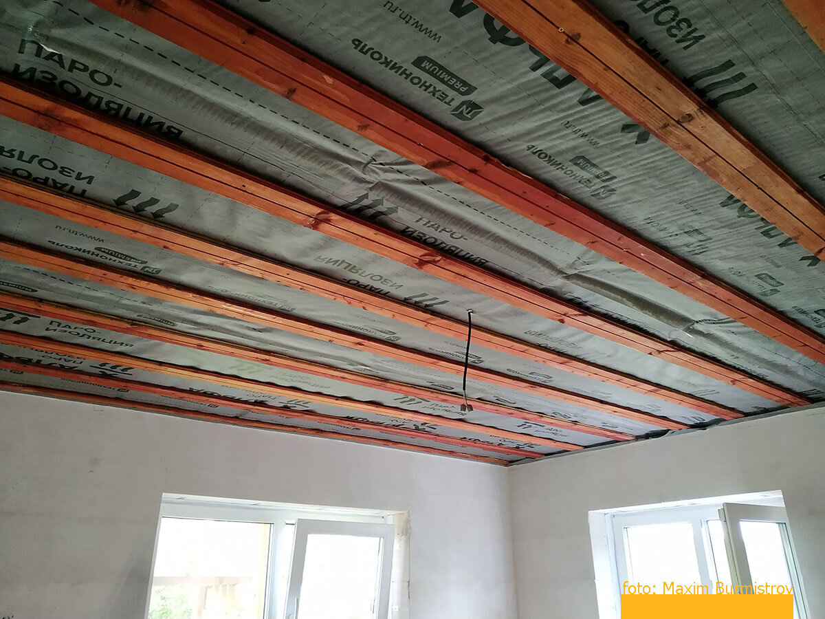 Потолок затянут мембраной и зашит обрешеткой.
