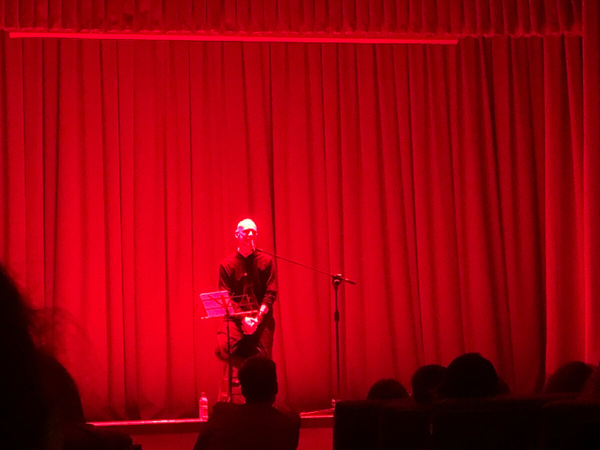 Литвинович пока еще разговаривает с публикой. Через минуту он будет разговаривать с вечностью