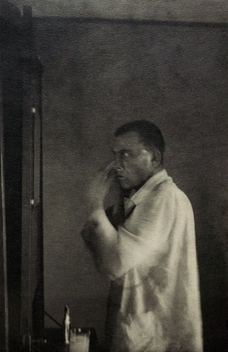 Брик Осип Максимович,Родченко Александр Михайлович (Автор репродукции)
Фото. Маяковский В.В. бреется. 1927 г. Коллекция Государственного музея В.В. Маяковского