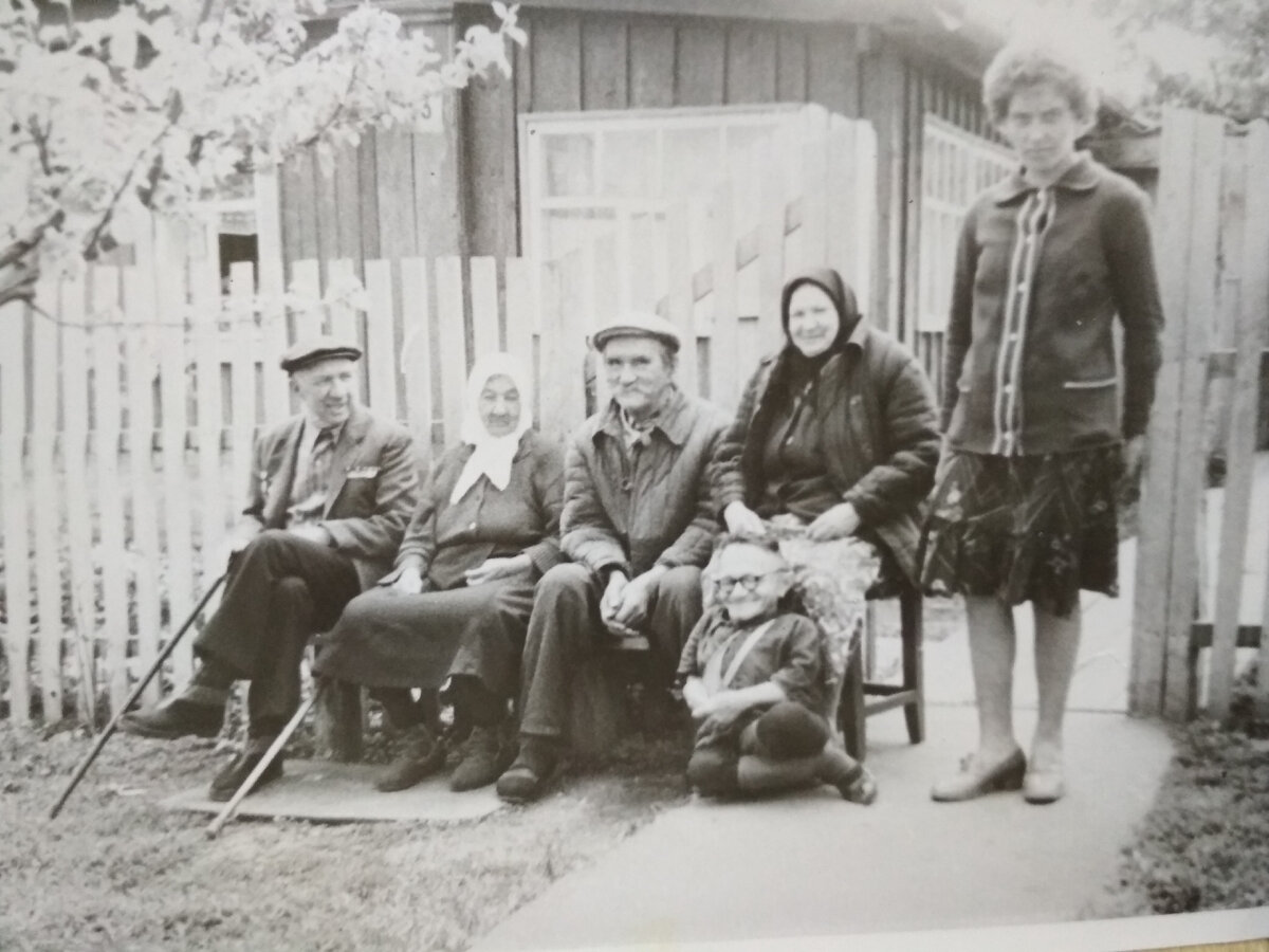 Курчатов родственники бабушка. Молодой среди старых отдых. Песня среди старых