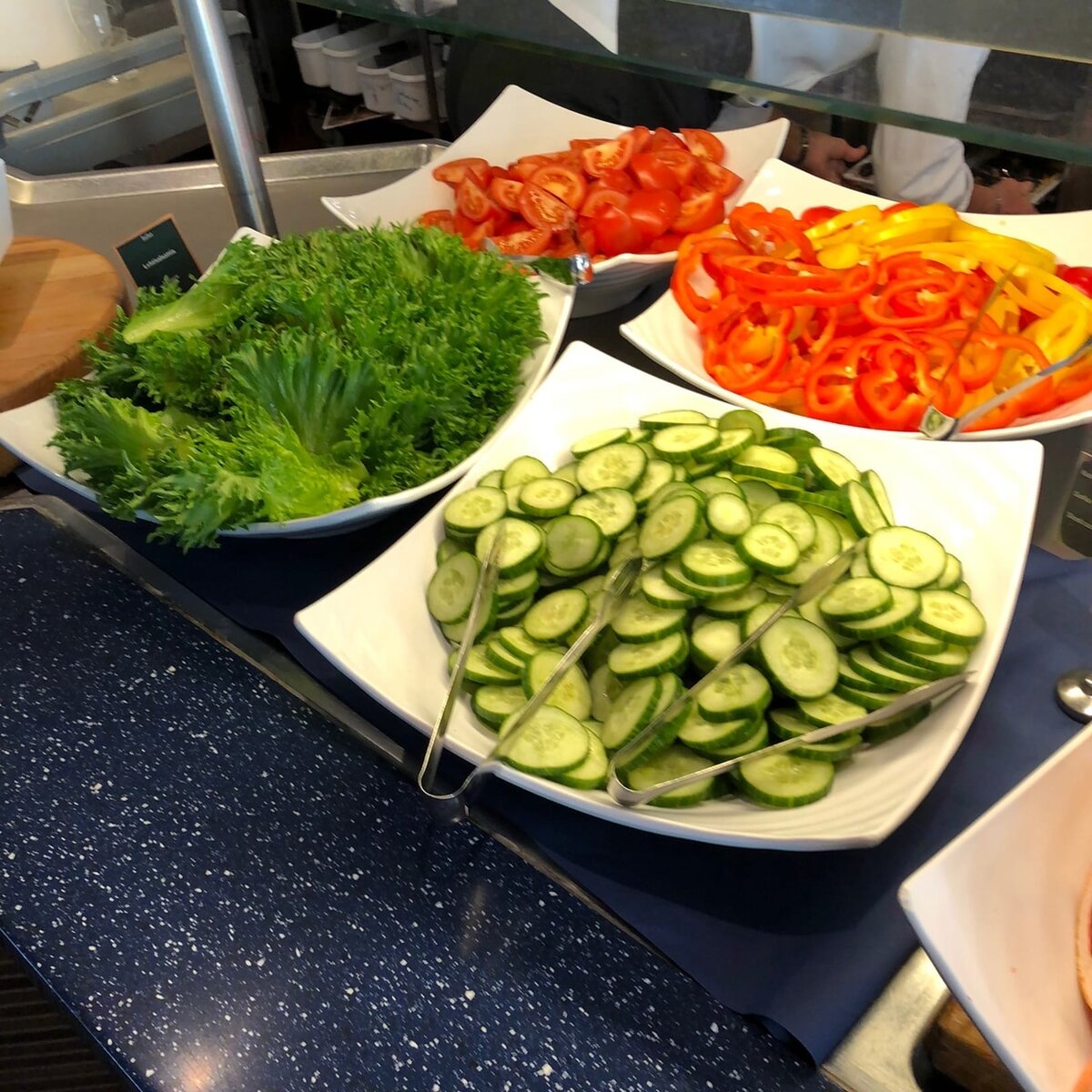 Тарелки с овощной нарезкой