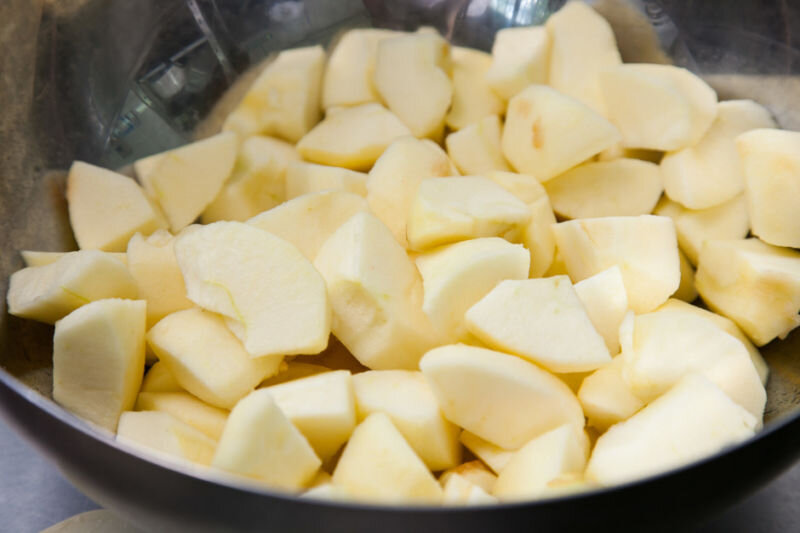 Готовим домашнее яблочное пюре на зиму по простому рецепту. Нежное, вкусное и ароматное: подавайте его к блинчикам, оладьям, сырникам, творожным запеканкам, кашам или просто так на десерт.-2