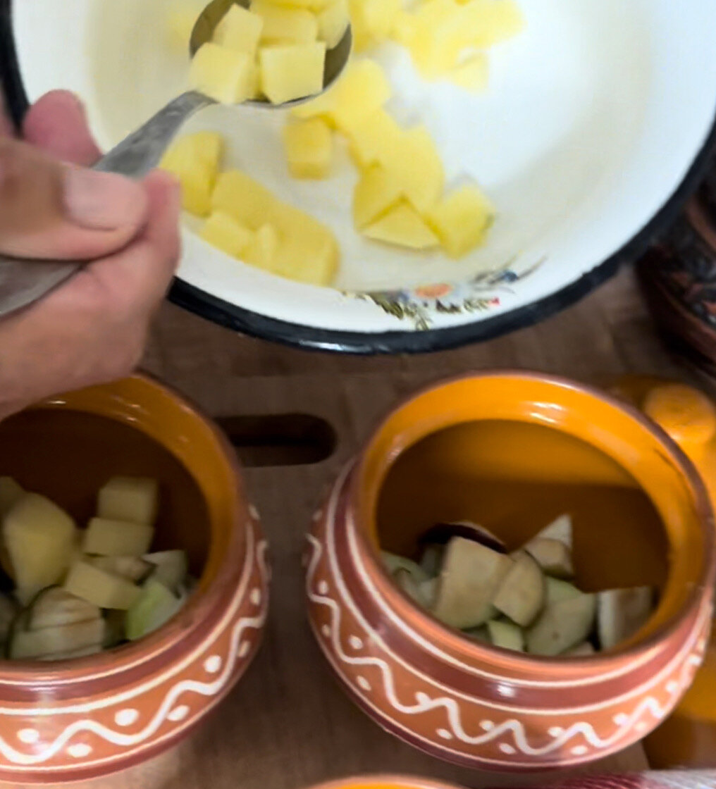 Картошка с курицей в горшочках в духовке