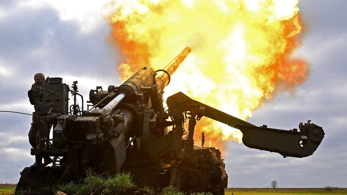    Артиллеристы 6-й армии ВС РФ ведут огонь по позициям ВСУ из самоходной артиллерийской установки 2С7 "Пион"© РИА Новости / Виктор Антонюк