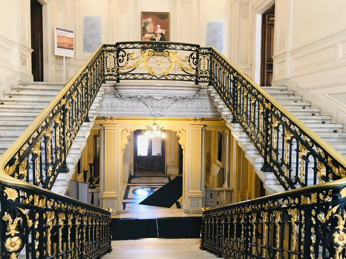 Парадная лестница особняка графа Румянцева