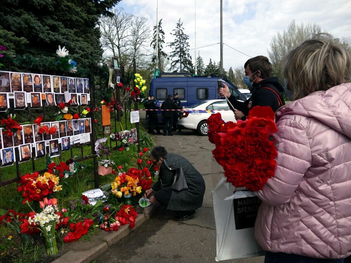    Одесситы приносят цветы к Дому профсоюзов в Одессе, чтобы почтить память погибших в годовщину трагедии на Куликовом поле© РИА Новости / Игорь Маслов