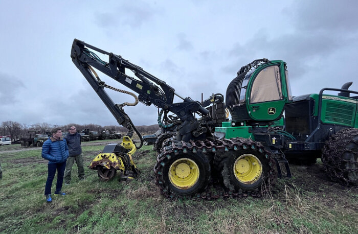 Пресс-служба правительства Приморского края. Олег Кожемяко осматривает изъятую браконьерскую технику