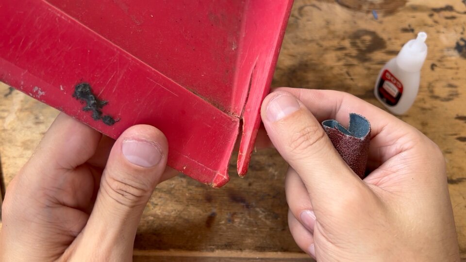 Матовая поверхность склеится лучше.