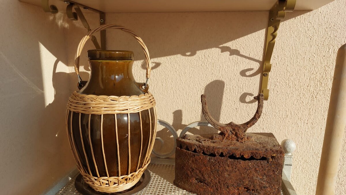 Угольные утюги были популярны почти 100 лет. Парадокс - пока Юрий Гагарин был в космосе, женщины все еще гладили такими утюгами. Исчезли они потому, что во время войны уголь стал дефицитом.