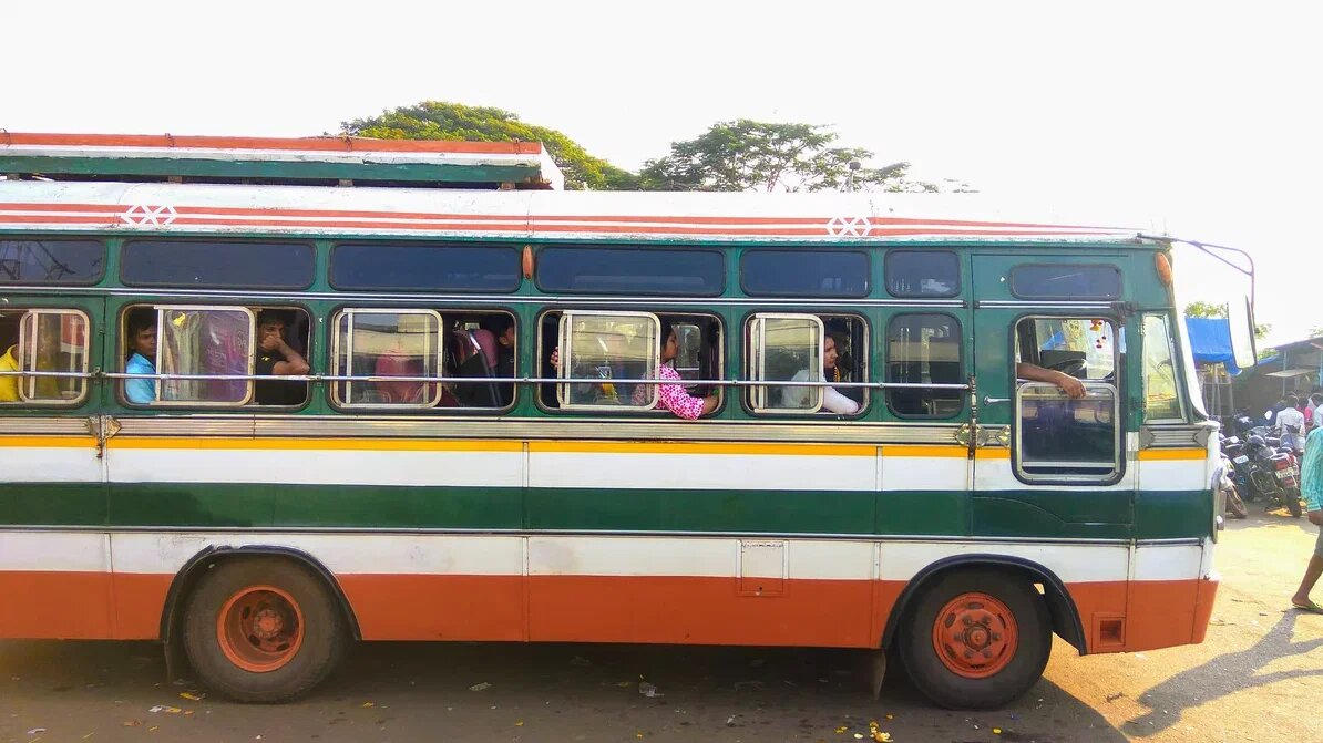 Старенький индийский автобус.