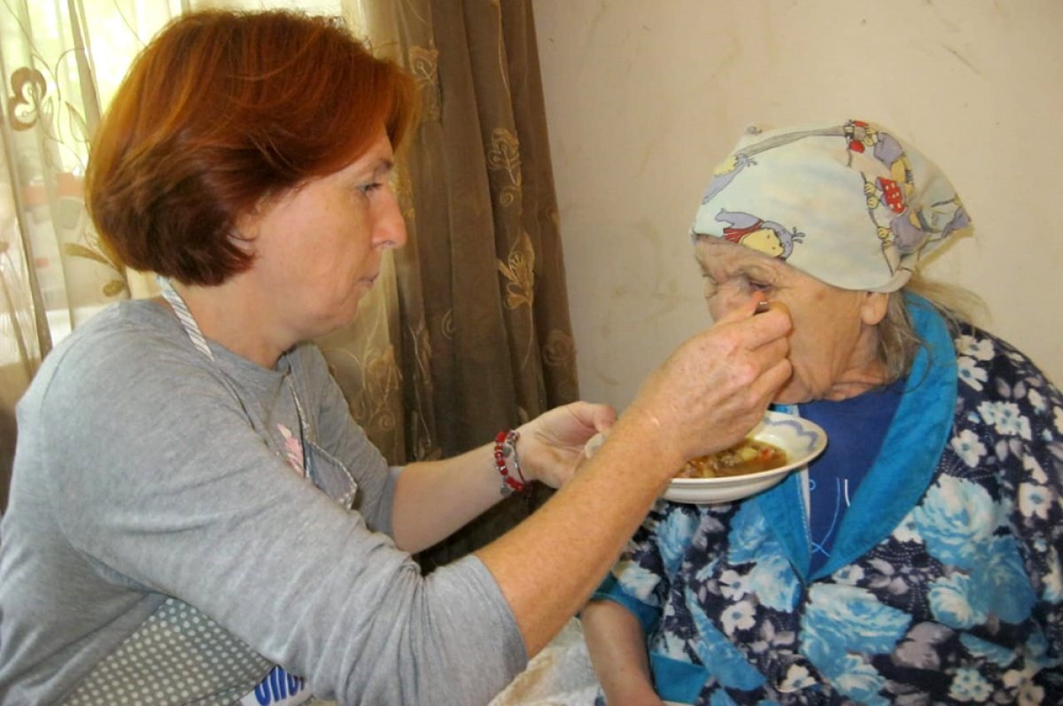    Персональный помощник помогает пожилому человеку в самых насущных вопросах, и к тому же заряжает позитивом.