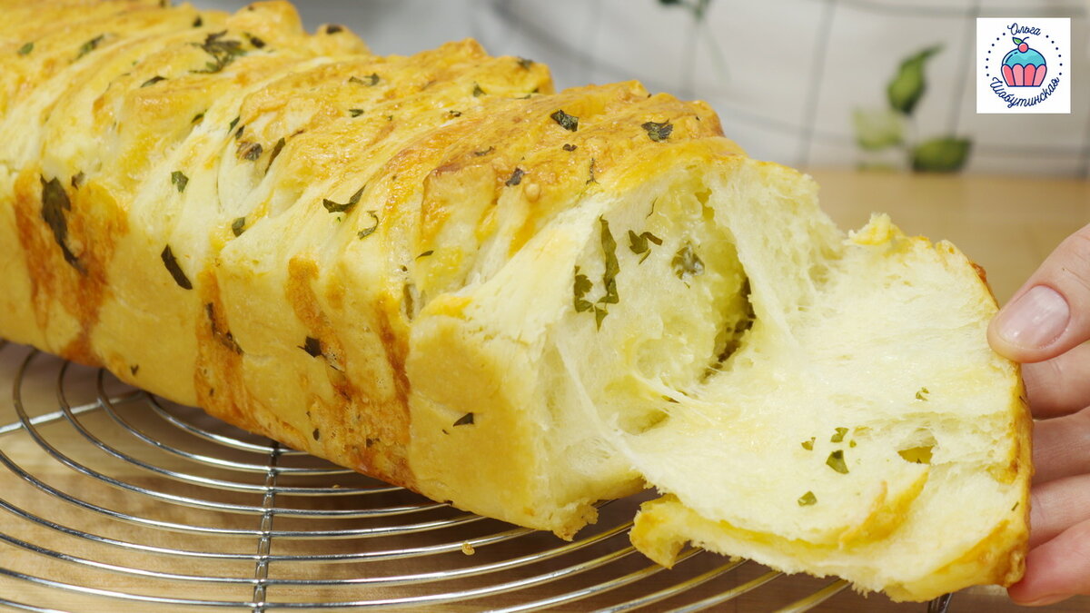 Мягкий, воздушный, ароматный хлеб с сыром и чесночным маслом. Простой рецепт с оригинальным результатом.