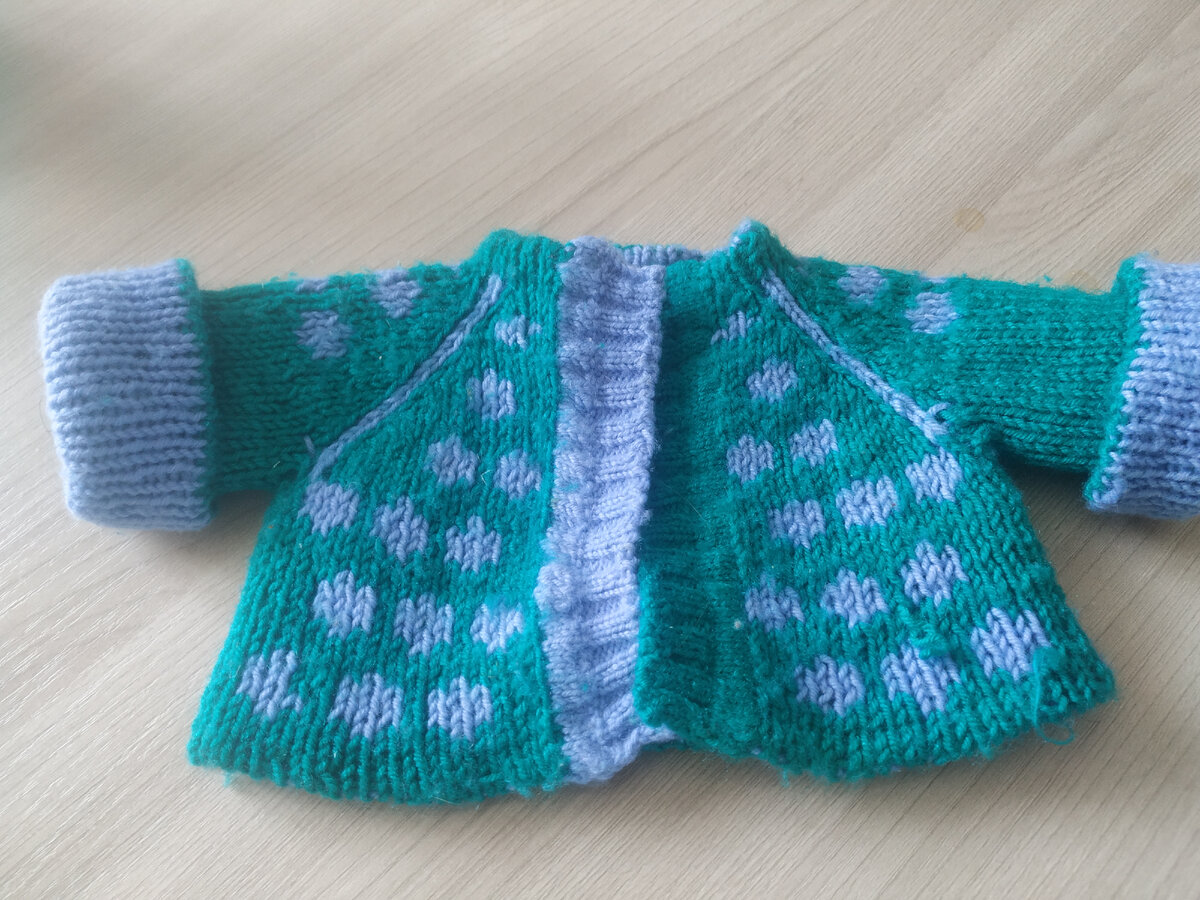 Тренировка не только двухстороннего жаккарда, но и обработки планок. Наряд для Вариной куклы