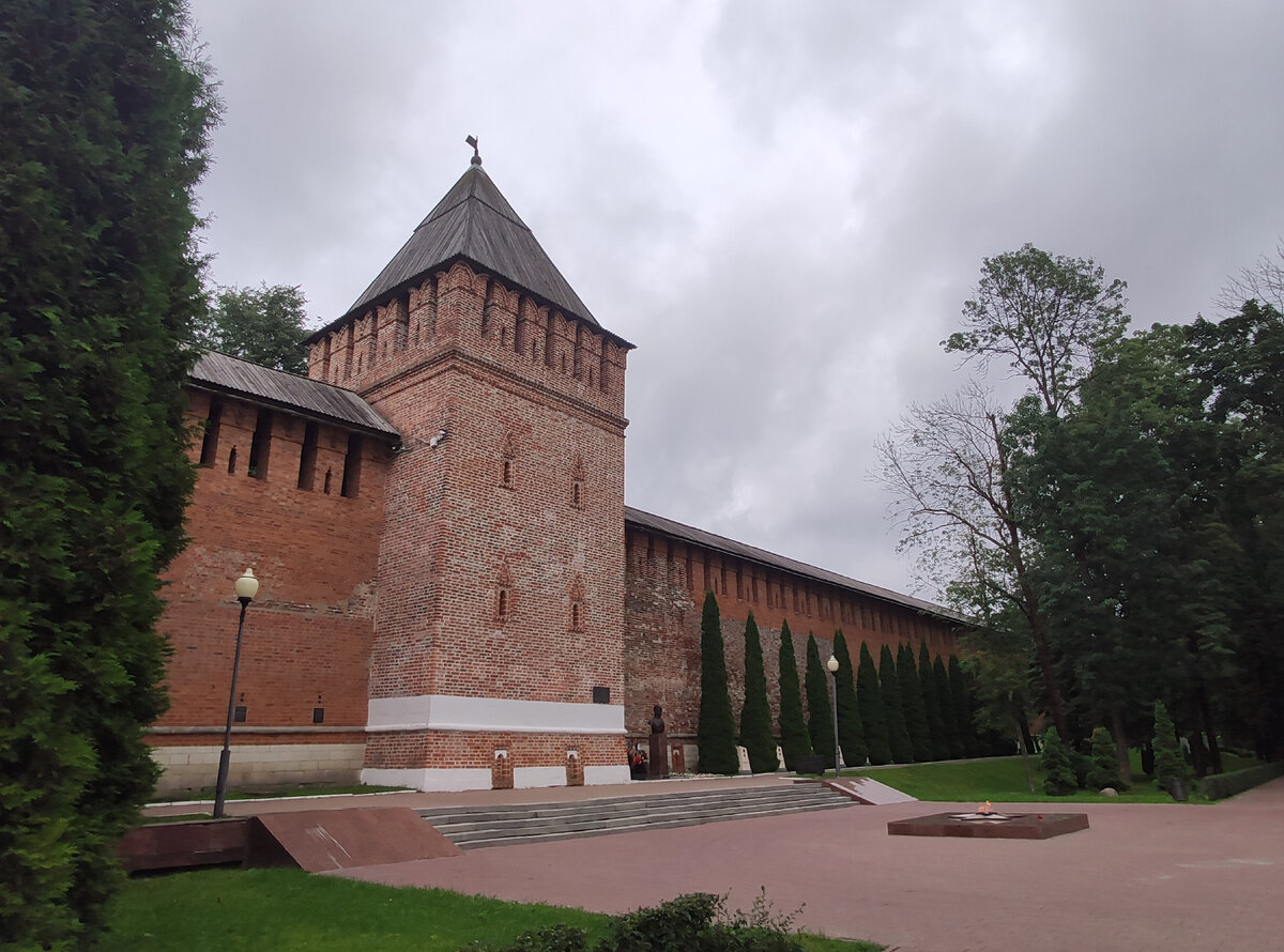 Непарадный рассказ о Смоленске. Конюшня, в которой живут люди и очень  грустная набережная