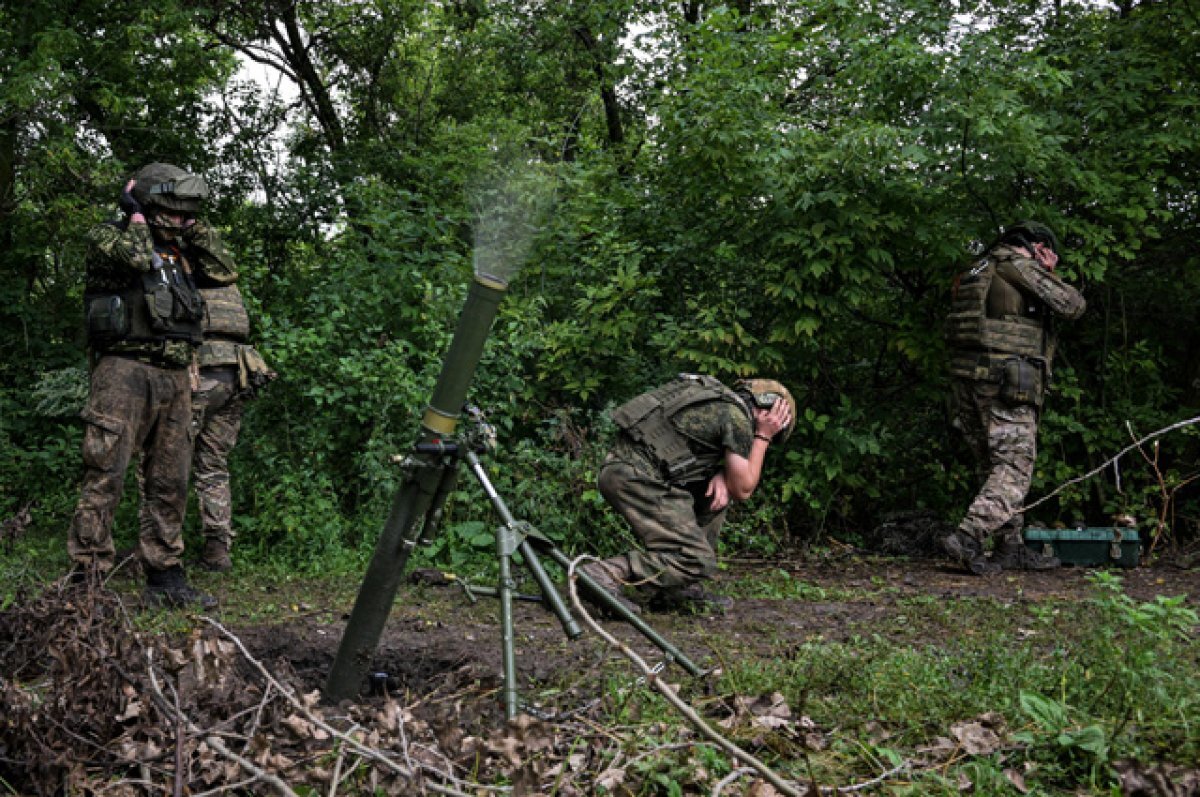    Военнослужащие ВС РФ ведут стрельбу из 82-мм миномёта на Купянском направлении в зоне специальной военной операции.
