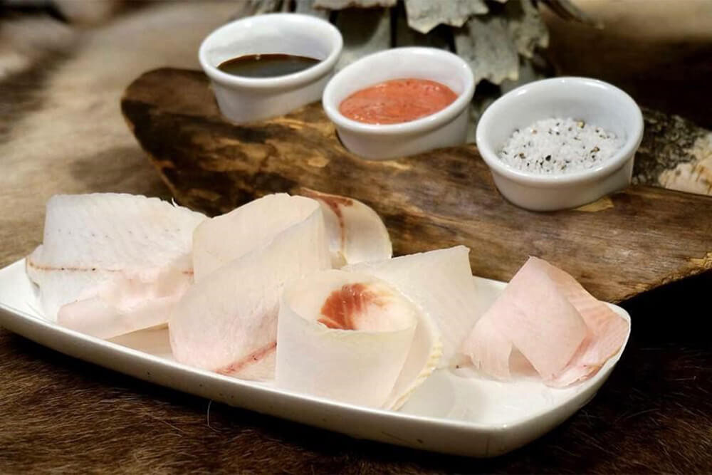 Строганина из сырой рыбы - пожалуй, самое популярное на Большой земле блюдо из кухни народов крайнего севера (фото из сети Интернет)