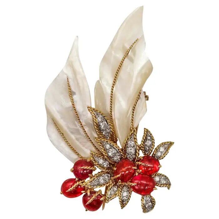 Брошь 1960 года золото 18 карат и платина 12,67 карат с бриллиантами и бирманскими рубинами.