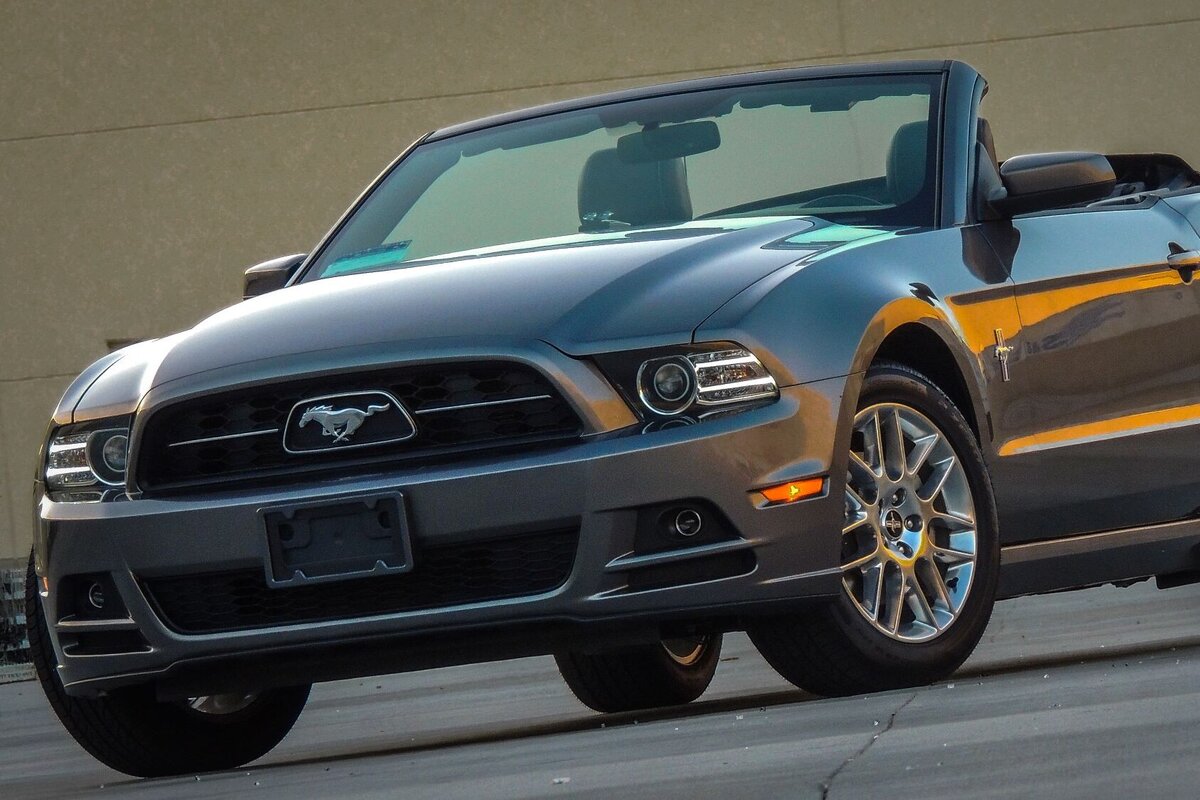     Ford Mustang известного баскетболиста врезался в дерево в Москве: появилось видео жесткого ДТП