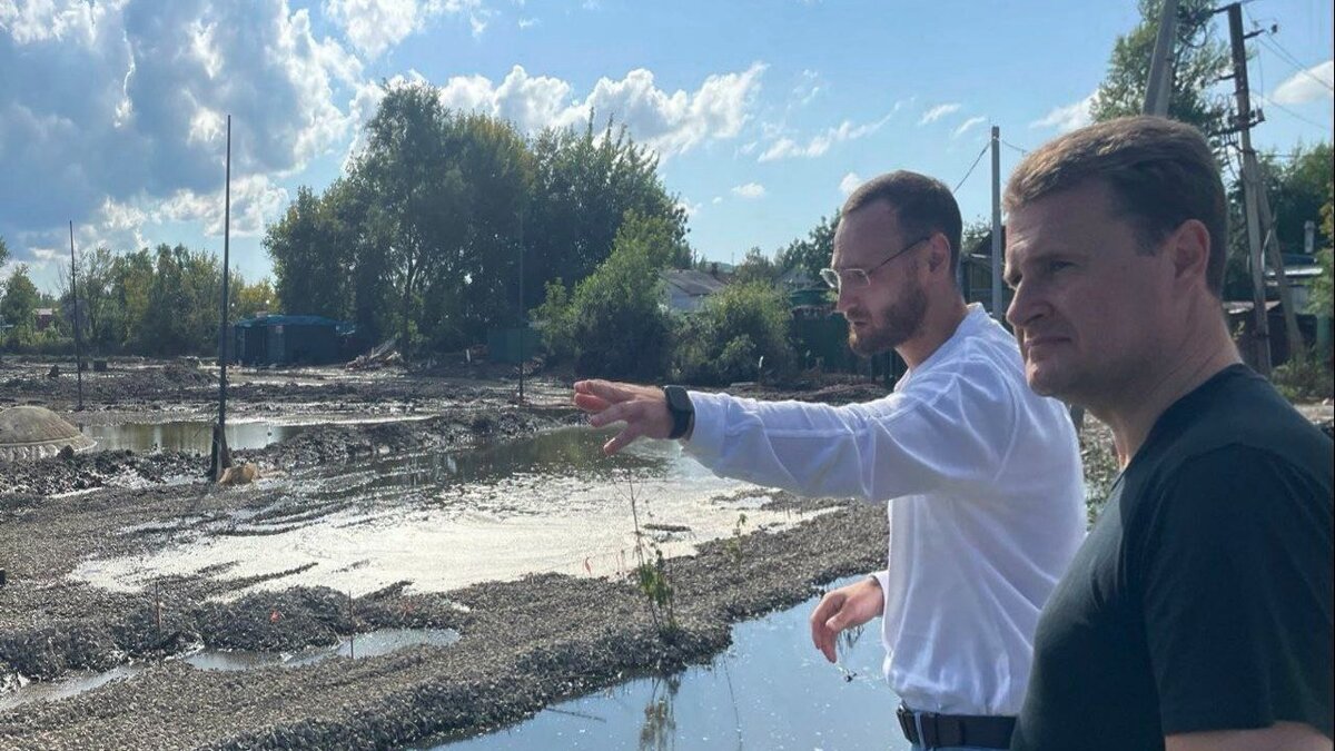     Глава Спасского округа Митрофанов Олег встретился с министром РФ по развитию Дальнего Востока и Арктики и доложил ему текущую обстановку в Спасске. Также они вместе обследовали пострадавшие от наводнения дома и квартиры.