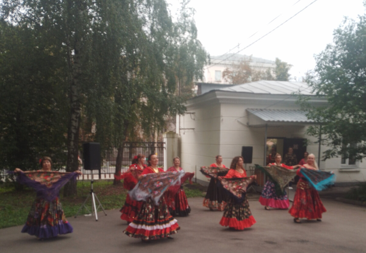 Летним, августовским вечером, в воскресенье,  небольшой "пятачок" на входе в Центральный парк Тулы, со стороны улицы Первомайской, превращается в настоящую, танцевальную площадку.-14