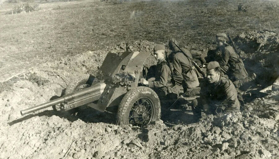 танк т 34 в берлине. 45 мм противотанковая пушка 1941. солдат красной армии вов 1941 1945. пушка ркка 45 мм. 810 стрелковый полк.
