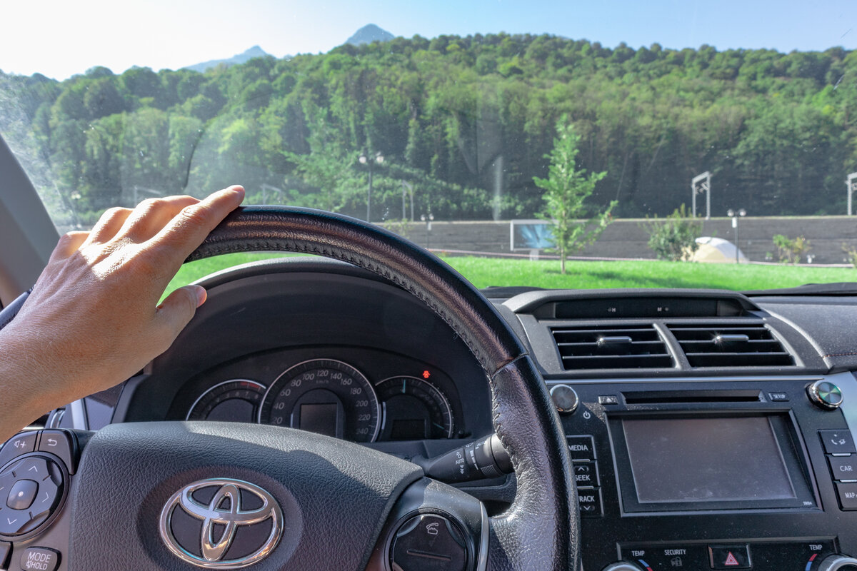 Показать что вы отправились в отпуск. Покажите на каком транспорте едете, но не пишите куда отправляетесь.