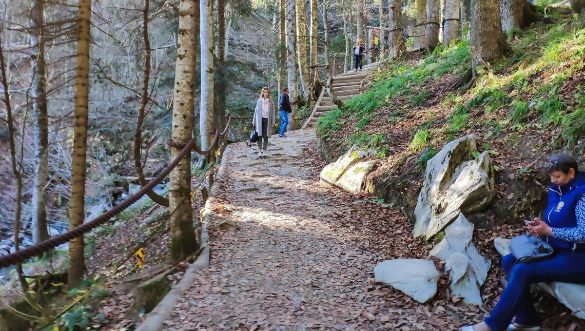     Отправившись к водопаду с друзьями, он провалился в углубление скалы.