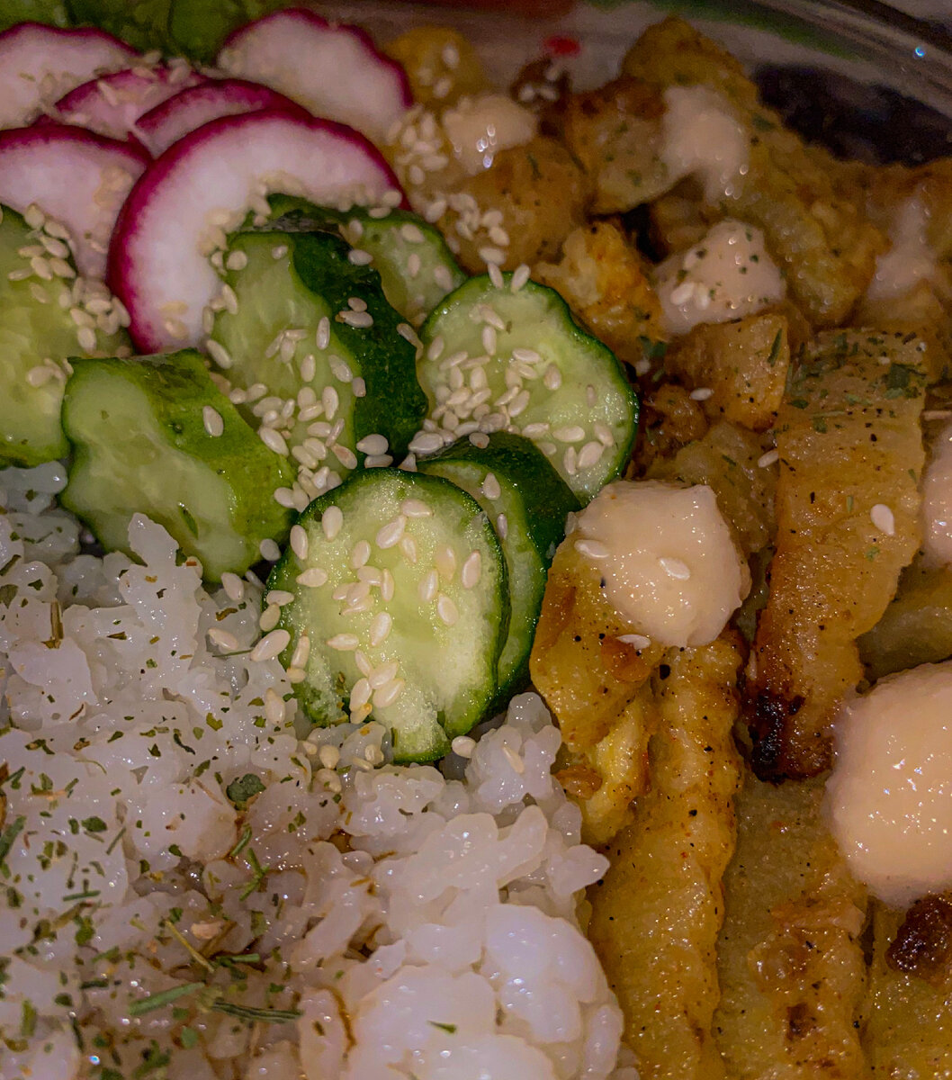 Кабачки посыпаю небольшим количеством сушёного сельдерея. Фото автора 