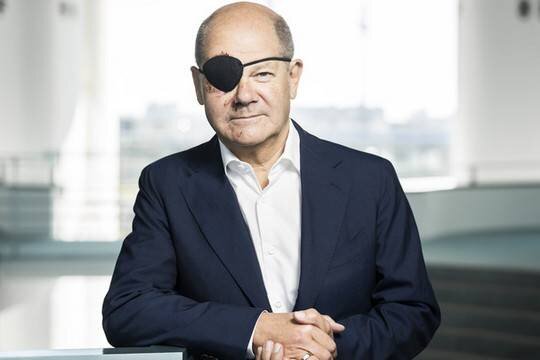    Травмированный Олаф Шольц опубликовал фото с повязкой на глазу