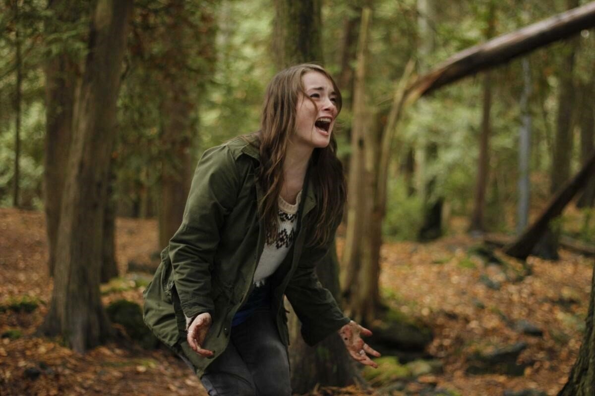 Испуганная девушка в лесу. Кричать в лесу. Удивление в лесу
