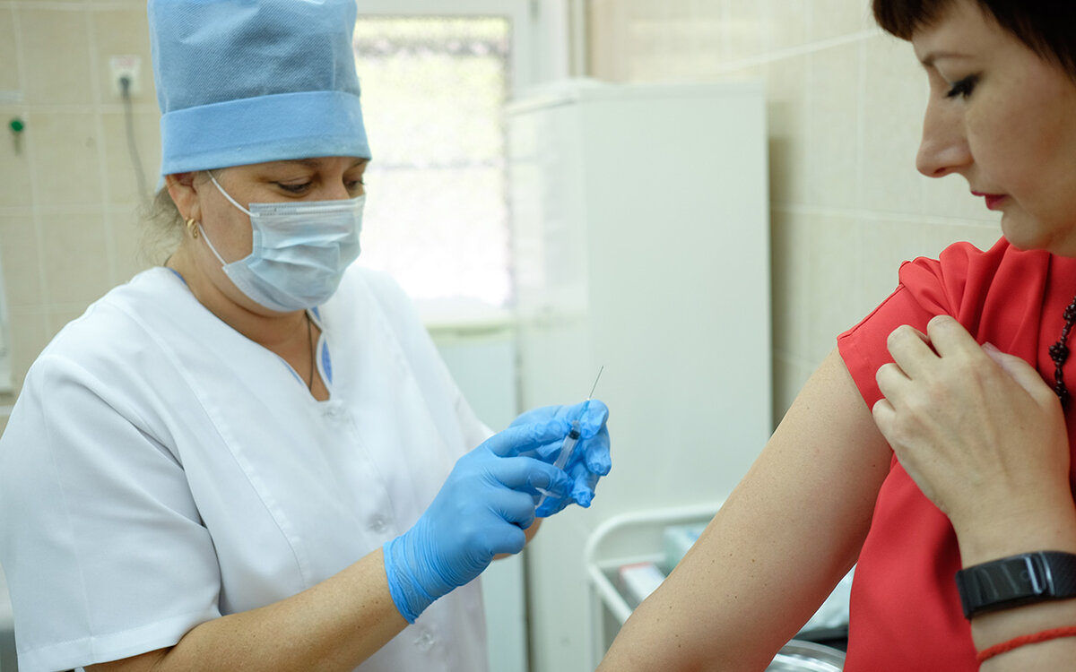 Эпидемия гриппа случается ежегодно, это заболевание настолько привычное, что его никто не боится. Ну, подумаешь, какое большое дело — недельку поваляться с температурой и почихать! Разве это страшно?