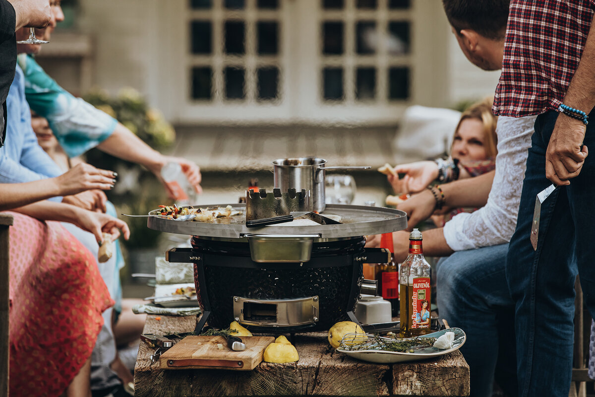 В грилях Monolith можно запекать мясо, рыбу или овощи, готовить шашлыки, коптить, томить, выпекать пиццу и булочки, а также готовить методом су-вид